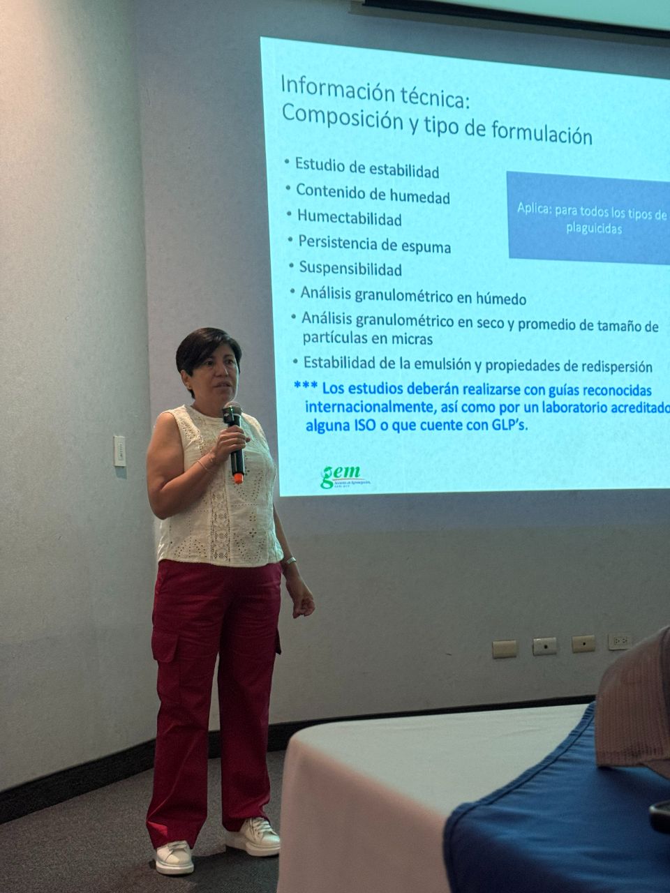 Especialista explicando composición y formulación