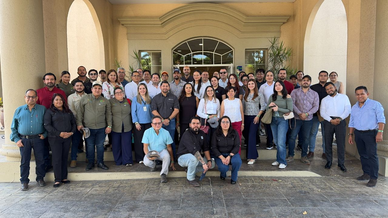 Grupo de asistentes al taller en Los Mochis