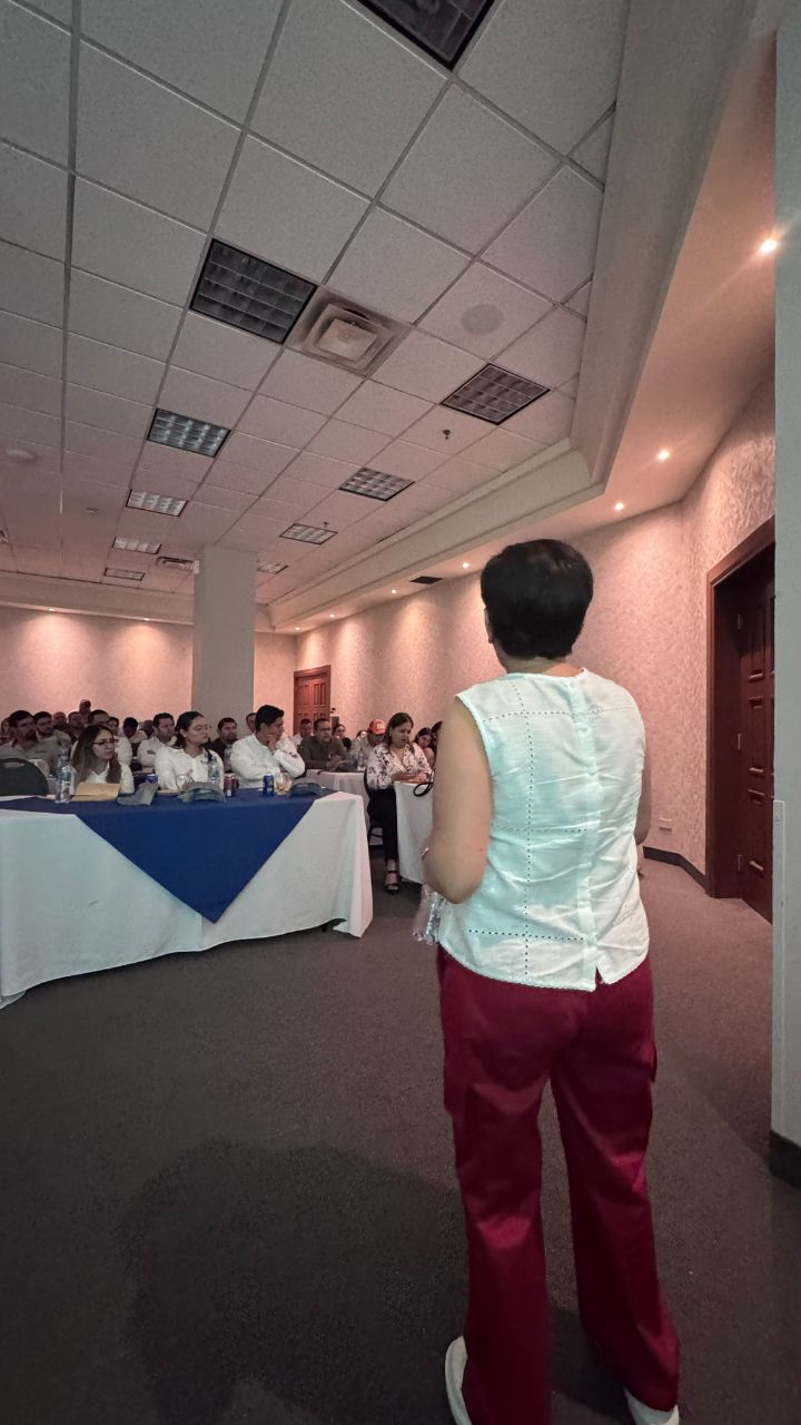 Especialista presentando frente al auditorio